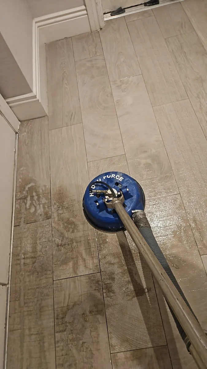 Spinner tool cleaning wood-look porcelain tile Spinner tool cleaning wood-look porcelain tile